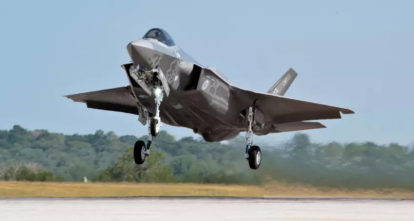 Na de bestelling van de F-35 Lightning II besloot Tsjechië een centrum op te richten voor de opleiding van piloten van gevechtsvliegtuigen van de vijfde generatie.