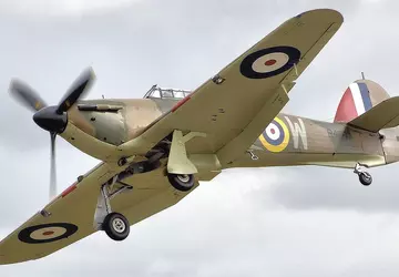 De resten van acht Hurricane gevechtsvliegtuigen ...