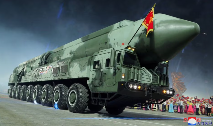 De DVK heeft de Hwasong-18 intercontinentale ballistische raket met een lanceerbereik van 15.000 km onthuld, die een tot 1,5 ton zware kernkop kan dragen.