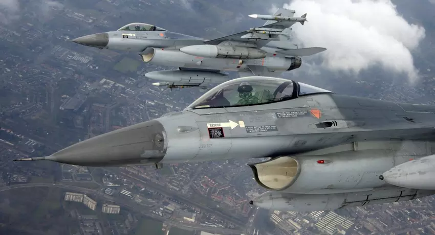 F-16 straaljager tegen de lucht