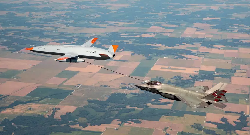 Boeing heeft de eerste productieversie onthuld van het onbemande bijtankvoertuig MQ-25 Stingray voor het Amerikaanse vliegdekschip USS Theodore Roosevelt.