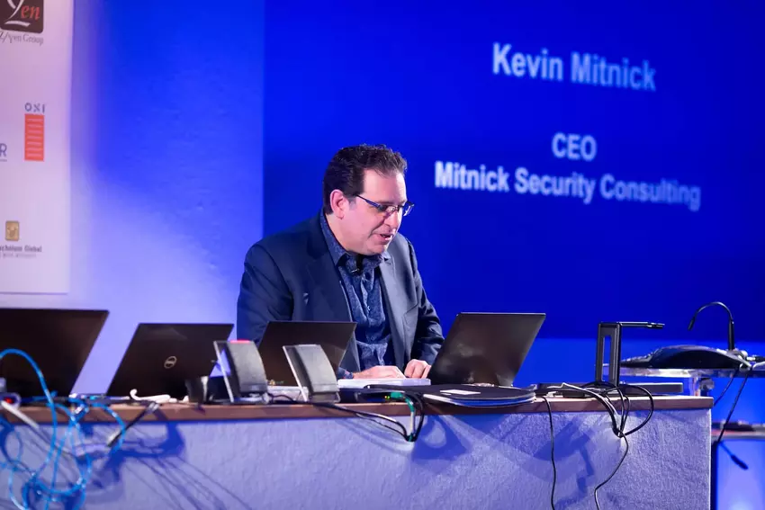Kevin Mitnick houdt een toespraak op het 'Cyber Intrusion'-evenement