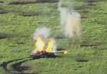 Oekraïense FPV drone verbrandt Russische T-80BV ...