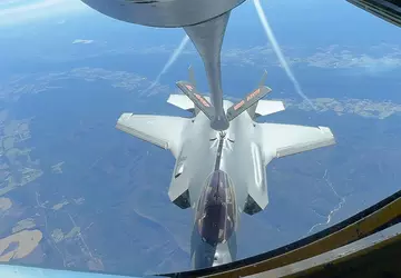 Poolse F-35A voor het eerst bijgetankt ...