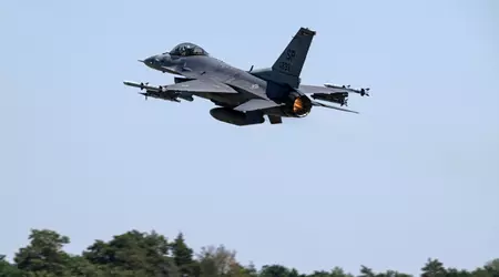 De Amerikaanse luchtmacht heeft F-16 Fighting Falcon-gevechtsvliegtuigen van de vierde generatie naar Polen gestuurd in plaats van F-15E Strike Eagle-gevechtsvliegtuigen.