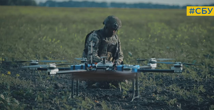 Oekraïense hexacopter met granaatwerper vernietigt zeven Russische tanks, twee D-30 houwitsers en een MT-12 Rapira antitankkanon