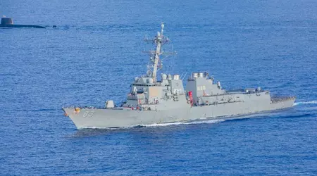 De Amerikaanse Arleigh Burke-klasse geleide raket destroyer USS Howard liep onverwacht aan de grond toen hij Bali naderde.