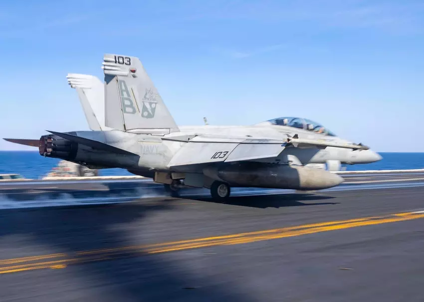 Een F/A-18F Super Hornet gevechtsvliegtuig stijgt op vanaf het vliegdekschip USS Harry S. Truman