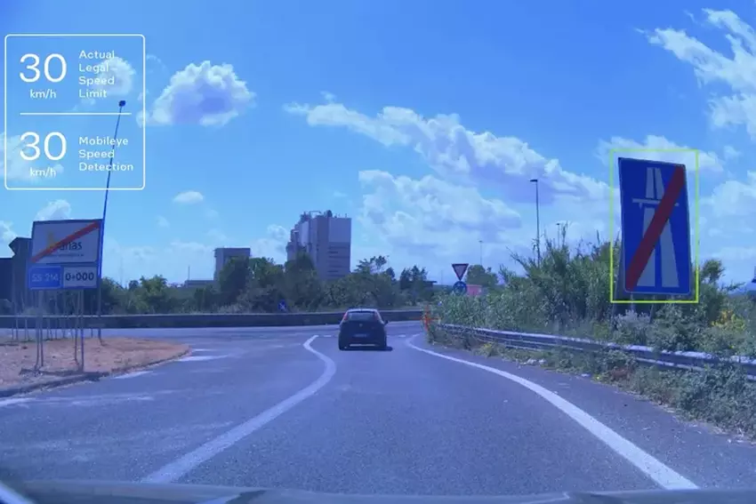Mobileye leert kunstmatige intelligentie verkeersborden lezen om snelheid auto te reguleren