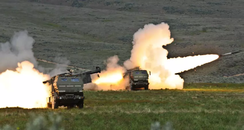 100% succes - HIMARS vernietigt vier Russische Msta-S zelfrijdende houwitsers met vier GMLRS granaten