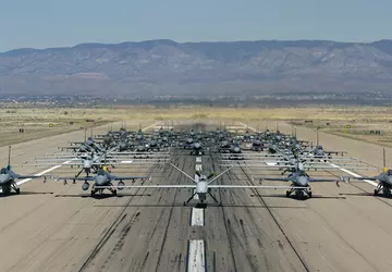 Amerikaanse luchtmacht neemt gelijktijdig 40 F-16 ...