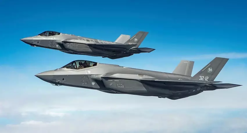 Italiaanse F-35 Lightning II gevechtsvliegtuigen van de vijfde generatie onderscheppen Russische Su-30 straaljagers nabij NAVO-grenzen