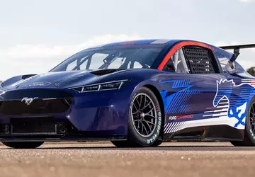 Ford onthult een volledig elektrisch NASCAR-prototype ...