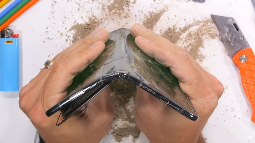 Angst voor vuur en achterover buigen: de opvouwbare Pixel Fold-smartphone doorstaat de duurzaamheidstest met een knal