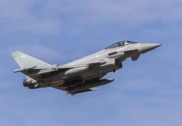 De NAVO zet Eurofighter Typhoon gevechtsvliegtuigen ...