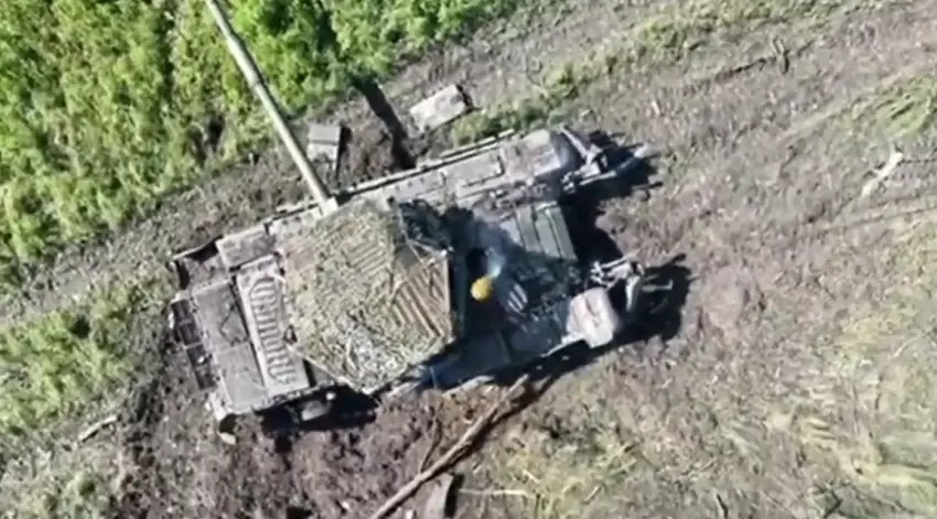 Oekraïense drone verbrandt Russische geüpgrade T-72B tank met één F-1 granaat