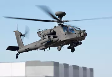 De gemoderniseerde AH-64E Apache V6.5 gevechtshelikopter ...