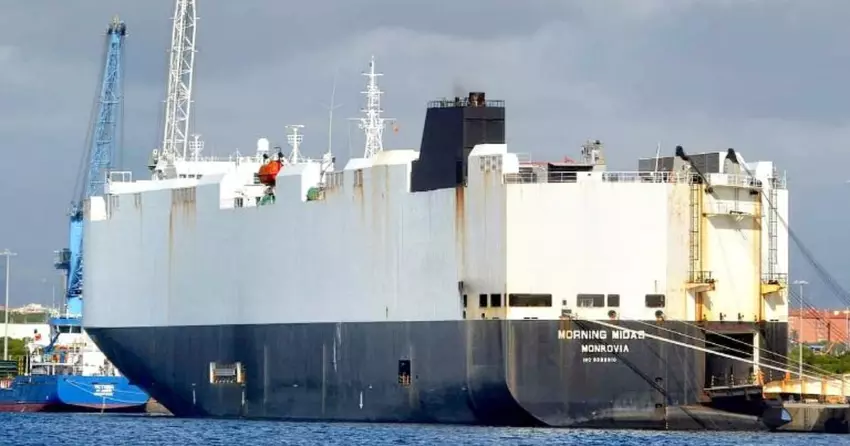 Een vrachtschip dat elektrische voertuigen vervoert, staat in brand in de Stille Oceaan