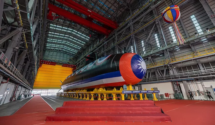 Taiwan heeft zijn eerste onderzeeër te water gelaten, de 1,54 miljard dollar kostende Hai Kun, die zal worden uitgerust met Amerikaanse Mk 48 torpedo's en Harpoon antischipraketten.