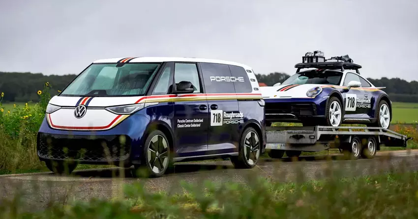 Porsche maakte van de VW ID.Buzz een volgauto voor de 911 Dakar met een Rothmans-kleurenpatroon.