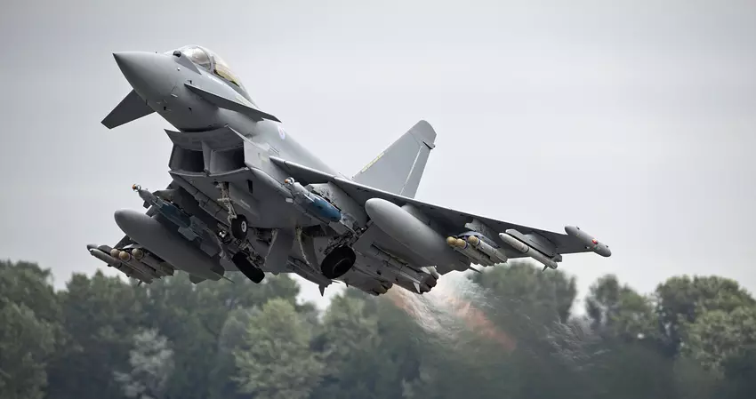Het VK stuurt Eurofighter Typhoon FGR4-gevechtsvliegtuigen naar Finland om te testen of ze kunnen opstijgen en landen op een snelwegtraject.