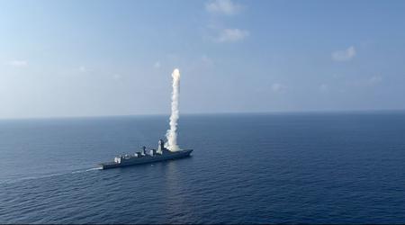 De Indiase destroyer Rajput heeft met succes de supersonische kruisraket BrahMos gelanceerd