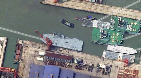 China bouwt in het geheim 's werelds eerste vliegdekschip voor drones (satellietfoto)