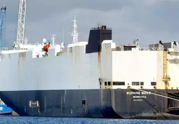 Een vrachtschip dat elektrische voertuigen vervoert, ...