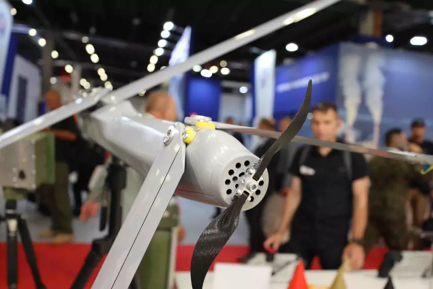 De Giez kamikaze drone, die kan worden uitgerust met thermobarische granaten en een parachute heeft, wordt onthuld op de MSPO-2023 wapenbeurs.