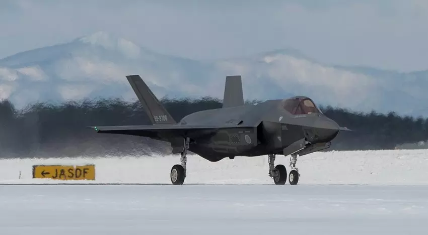 Japan heeft voor het eerst in zijn geschiedenis zijn F-35 Lightning II gevechtsvliegtuigen van de vijfde generatie van brandstof voorzien met de F135 motor buiten het land.