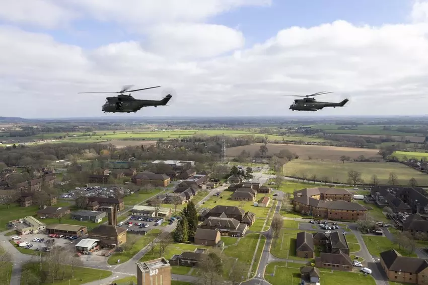 Een overvlucht van de Britse SA 330 Puma. Illustratie: Koninklijke Luchtmacht