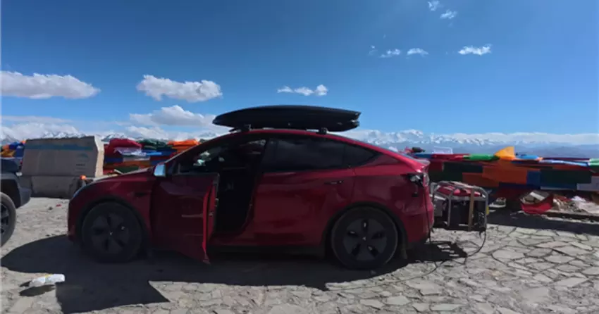 Een Tesla Model Y-eigenaar heeft een generator op zijn auto aangesloten voor een reis naar de Everest