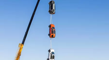 Honda hing drie Passport TrailSport's aan een kraan om hun duurzaamheid te bewijzen