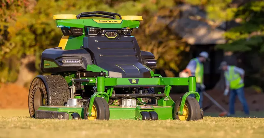 De nieuwe robotmaaier van John Deere heeft een 21,4 kWh batterij en kan tot 10 uur autonoom werken.