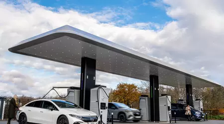 Mercedes heeft in Europa een branded hub geopend met laadstations voor elektrische voertuigen met een capaciteit van 300 kW