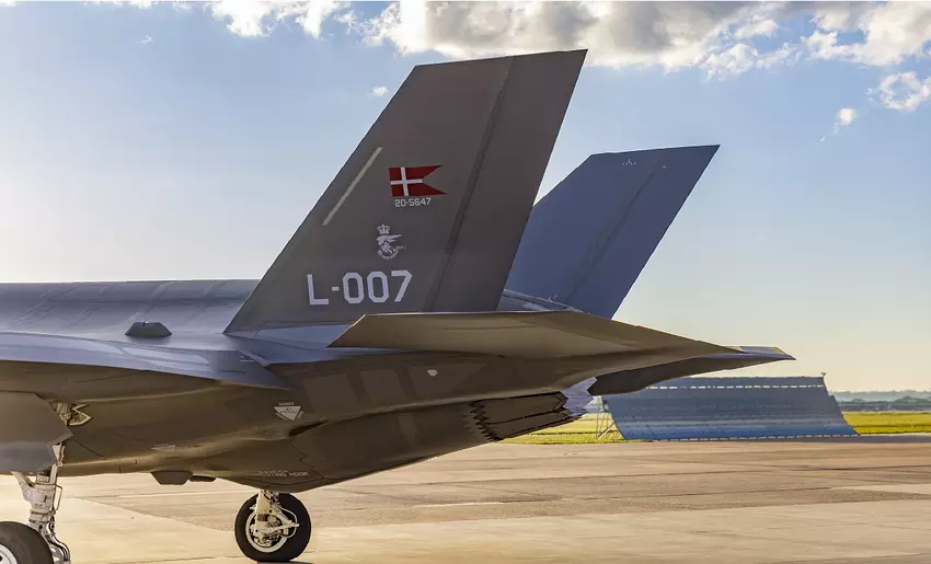 Lockheed Martin heeft de eerste F-35 Lightning II gevechtsvliegtuigen van de vijfde generatie naar Denemarken verscheept, maar de leveringen van de nieuwe toestellen zullen pas een jaar later plaatsvinden.