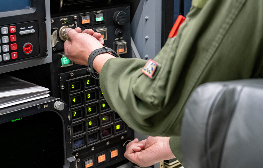 De Amerikaanse luchtmacht toont foto's van het E-6B Mercury doemvliegtuig tijdens de lancering van de Minuteman III ICBM.