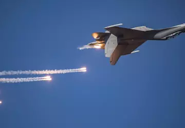 China's J-16 gevechtsvliegtuig voert een agressieve ...