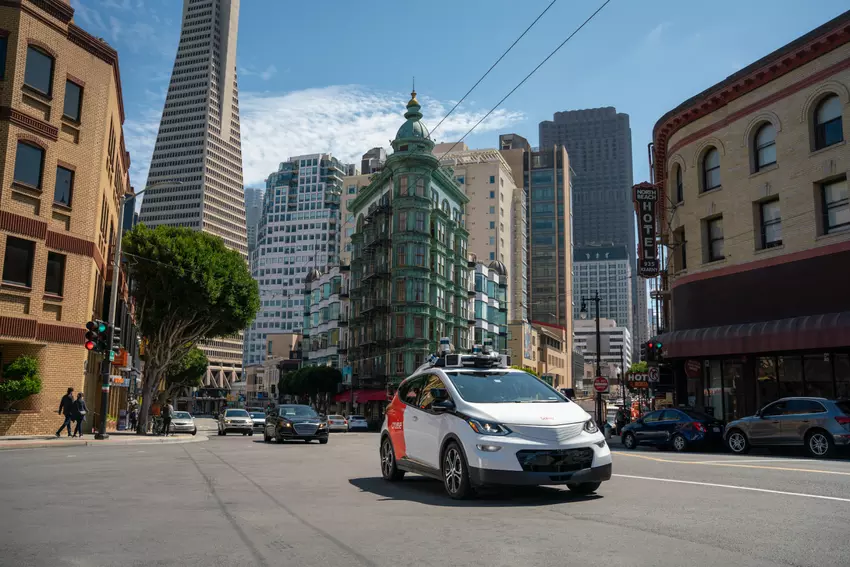 San Francisco vraagt herziening van vergunningen voor uitbreiding robotaxi-netwerk van Cruise en Waymo