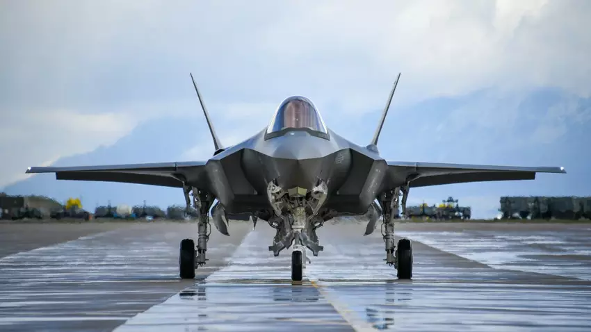 Lockheed Martin heeft bijna 100 miljoen dollar ontvangen voor de aankoop van materialen voor de productie van 147 F-35 Lightning II gevechtsvliegtuigen van de vijfde generatie.