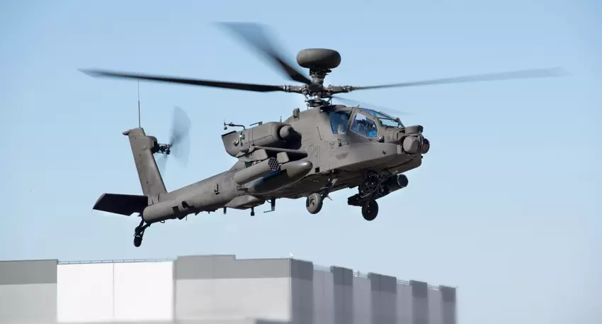 De gemoderniseerde AH-64E Apache V6.5 gevechtshelikopter maakte zijn eerste vlucht