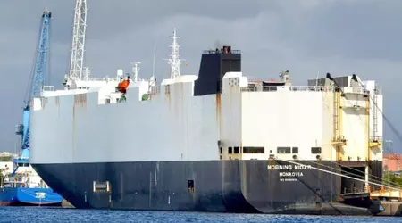 Een vrachtschip dat elektrische voertuigen vervoert, staat in brand in de Stille Oceaan