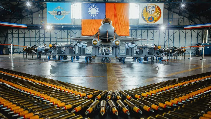 Het meest geavanceerde F-16V-gevechtsvliegtuig van de Taiwanese luchtmacht vernietigde bijna zijn eigen schip door er een Mk-84-bom van 900 kg naast te laten vallen.