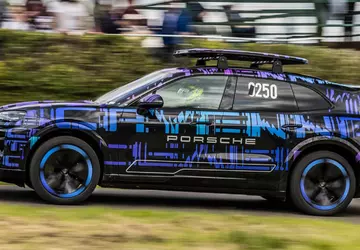 Porsche Cayenne Electric zet records voor ...