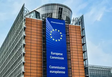 EU legt 15 autofabrikanten €458 miljoen ...