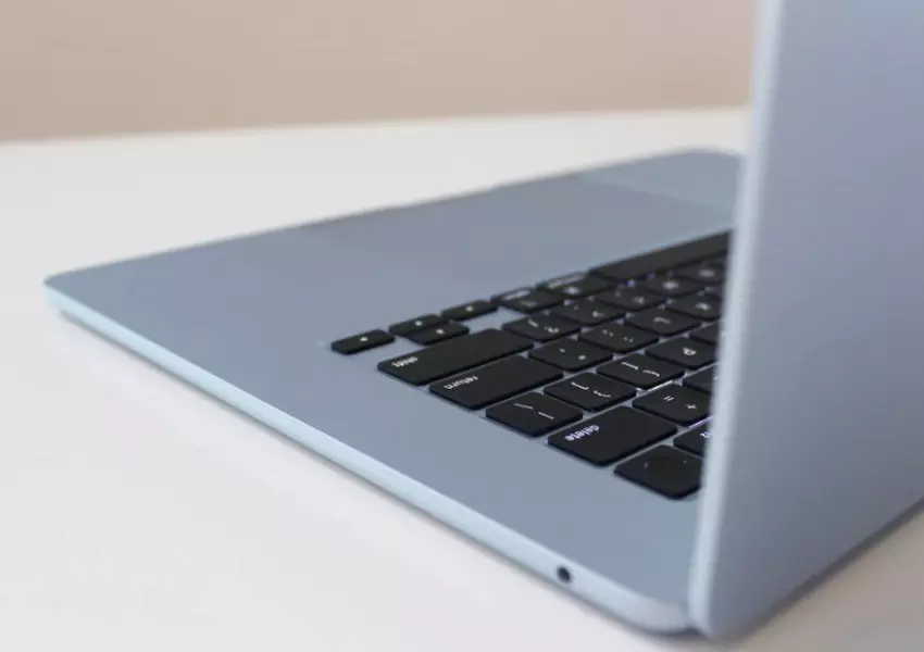 Apple MacBook Air M4 2025 vs Apple MacBook Pro M4 2024
