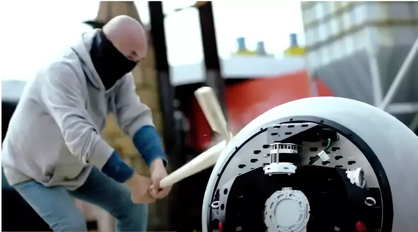 De Rotunbot RT-G robot kan botsingen tot 4 ton weerstaan, een beeld uit de CCTV-video