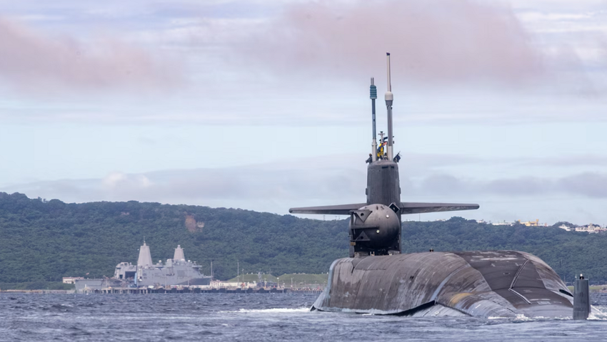 De Ohio-klasse nucleair aangedreven onderzeeër USS Michigan met 154 Tomahawk kruisraketten aan boord komt voor het eerst sinds 2017 aan in Zuid-Korea.