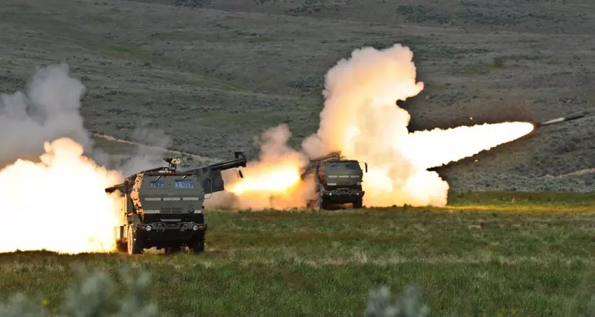 HIMARS vernietigde twee Russische BM-21 Grad meervoudig gelanceerde raketsystemen met een enkele GMLRS precisieraket.