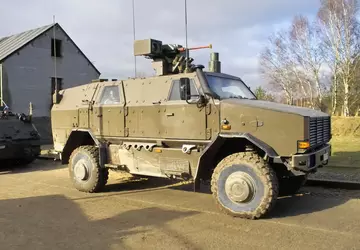 200 MRAP-klasse pantservoertuigen, 50 oppervlakte drones ...